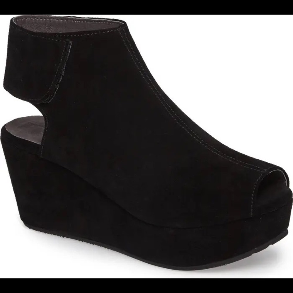 Chocolat Blu Cutout Wedge